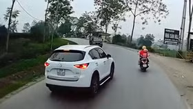 Vượt ẩu, CX5 làm người đi xe máy bị ngã