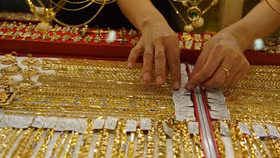 Vàng thế giới lao dốc, nguy cơ sụt mạnh nếu Fed bất ngờ tăng lãi suất