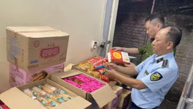 Hàng nghìn bánh trung thu nhập lậu đang tập kết chờ tiêu thị bị QLTT Hà Nội thu giữ