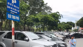 TP.HCM tiếp tục thu phí đậu xe lòng lề đường