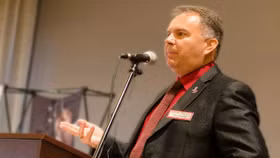 Phó chủ tịch cấp cao của Apple rời công ty sau khi một bình luận khiếm nhã lan truyền trên TikTok