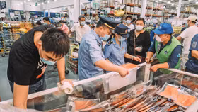 Trung Quốc: Phát hiện virus Covid-19 trên hàng hoá thuỷ sản nhập khẩu