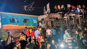 Gần 300 người thiệt mạng và 900 người bị thương trong tai nạn tàu hỏa nghiêm trọng ở Ấn Độ