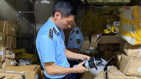 Công khai bán phụ tùng ô tô "nhái" tại chợ Trung tâm Móng Cái