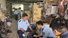 QLTT Kiên Giang phát hiện nhiều sản phẩm giả mạo nhãn hiệu Honda, Versace, Chanel...