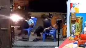 Suýt bị ô tô đâm trúng khi ngồi “hóng” trước cửa nhà