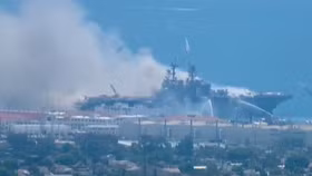 Siêu tàu đổ bộ lớp Wasp của Mỹ bốc cháy dữ dội tại quân cảng San Diego