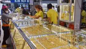 Giá vàng ngày 20/2: Giá USD và vàng cùng nhảy vọt, dự báo tăng tiếp