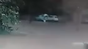 Đau lòng cảnh cô gái bị sét đánh trúng khi cầm ô đi bộ dưới mưa