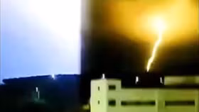 Khoảnh khắc sét đánh trúng một trạm biến áp