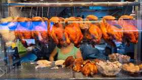 Món ăn biểu tượng của Singapore lần đầu tiên đối mặt với khủng hoảng nguồn cung