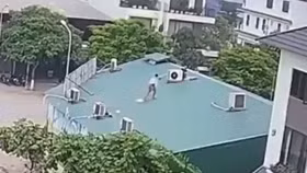 Cục nóng điều hòa phát nổ như bom khiến 2 người thợ nguy kịch