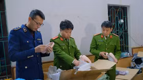 Khám kho hàng, phát hiện lượng lớn hàng hóa nhập lậu ở Thái Nguyên