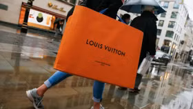 Mặc lạm phát, giới nhà giàu vẫn bạo chi cho những chiếc túi, áo sơ mi giá vài nghìn USD