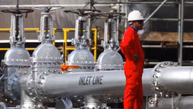 Giá dầu thế giới bật tăng mạnh hơn 5%