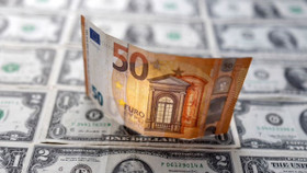 Đồng euro và USD lần đầu tiên ngang giá sau 20 năm