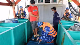 Vùng Cảnh sát biển 4 bắt giữ hàng chục nghìn lít dầu DO trái phép trên khu vực biển Nam Đông Nam