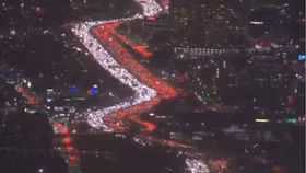 Choáng với dòng xe Trắng- Đỏ trên cao tốc ngày Lễ tạ ơn ở Mỹ