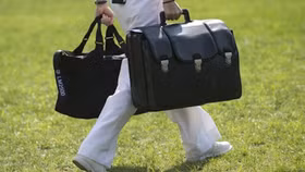 Chiếc cặp hạt nhân của Tổng thống Mỹ chứa gì?