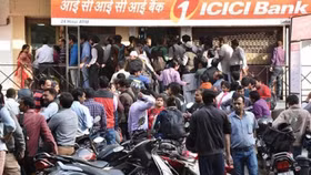 Hỗn loạn vì đổi tiền, hủy tiền ở Ấn Độ