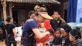 Ca sỹ Thủy Bi trao qùa cho trẻ em Xí Mần- Hà Giang