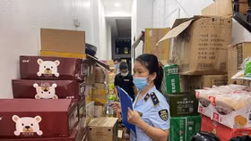 Thu giữ gần 10 tấn bánh kẹo, thực phẩm không rõ nguồn gốc