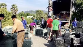 Bắt giữ 1 xe tải chở đầy rượu ngoại, túi xách... không hóa đơn chứng từ