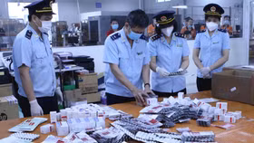 Hải quan ra tay “chặn” hàng giả bùng phát mạnh