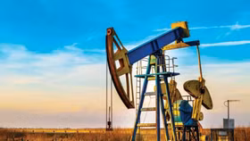 Giá dầu thế giới tiếp tục giảm ngay phiên đầu tuần