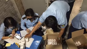 QLTT TP. Hồ Chí Minh thu giữ số lượng lớn thuốc điều trị Covid-19 bất hợp pháp