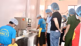 Bộ Y tế: Tăng cường kiểm tra ATTP tại cơ sở sản xuất và kinh doanh bánh kẹo cao điểm Tết Trung thu 2022