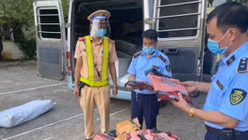 QLTT Lạng Sơn ngăn chặn kịp thời 860kg xúc xích, thu giữ hàng nghìn miếng dán màn hình điện thoại nhập lậu