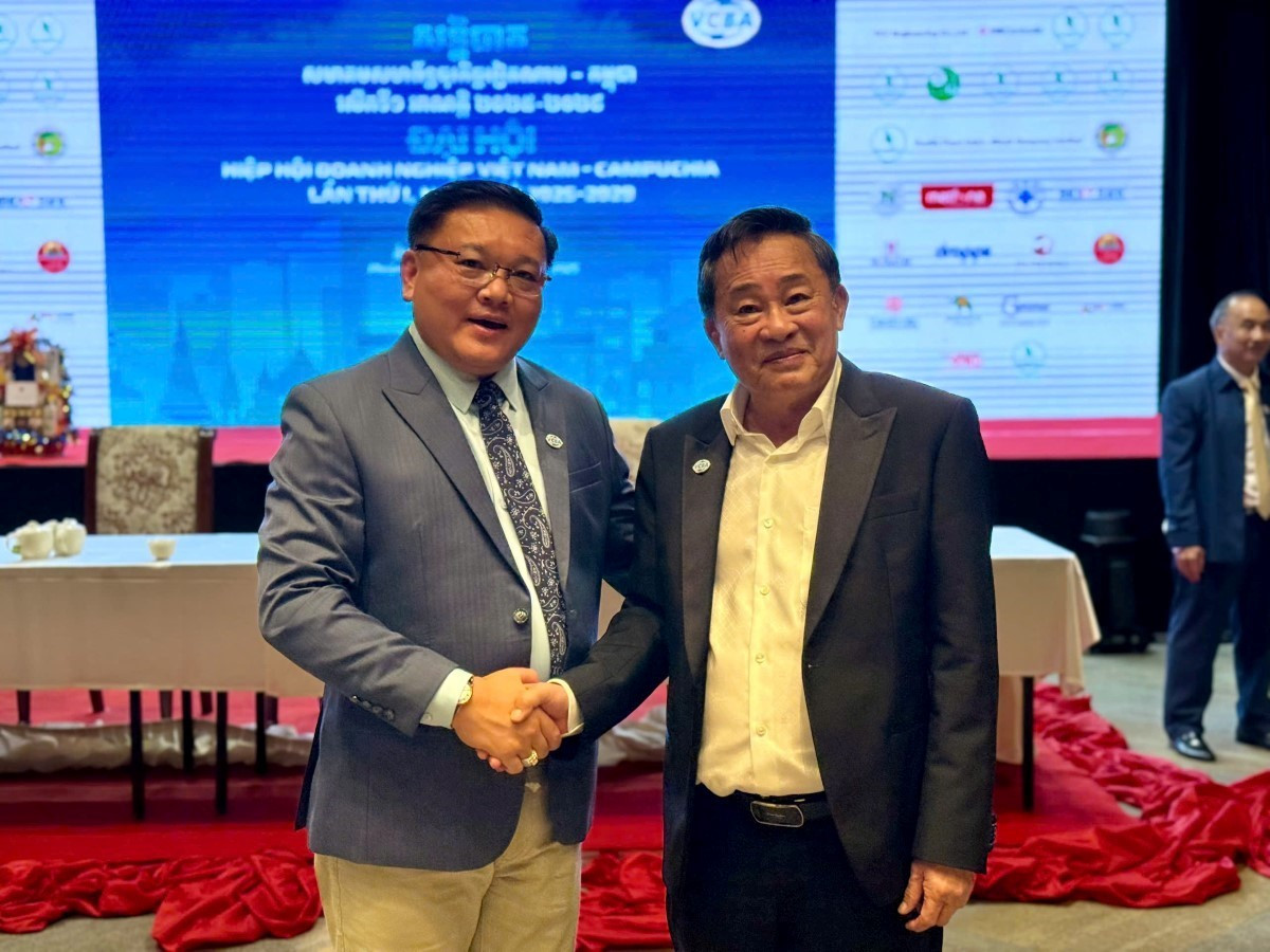 Ông Trần Khắc Tâm, Phó Chủ tịch VACOD và ông Oknha Leng Rithy, Chủ tịch Hiệp hội Doanh nghiệp Việt Nam - Campuchia ong-tam-2.jpg