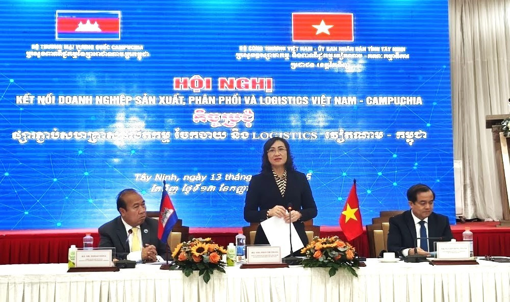 Bà Phan Thị Thắng, Thứ trưởng Bộ Công thương Việt Nam, chia sẻ và tin tưởng mục tiêu kim ngạch thương mại 20 tỷ USD giữa Việt Nam - Campuchia sẽ về đích sớm tay-ninh-2.jpg
