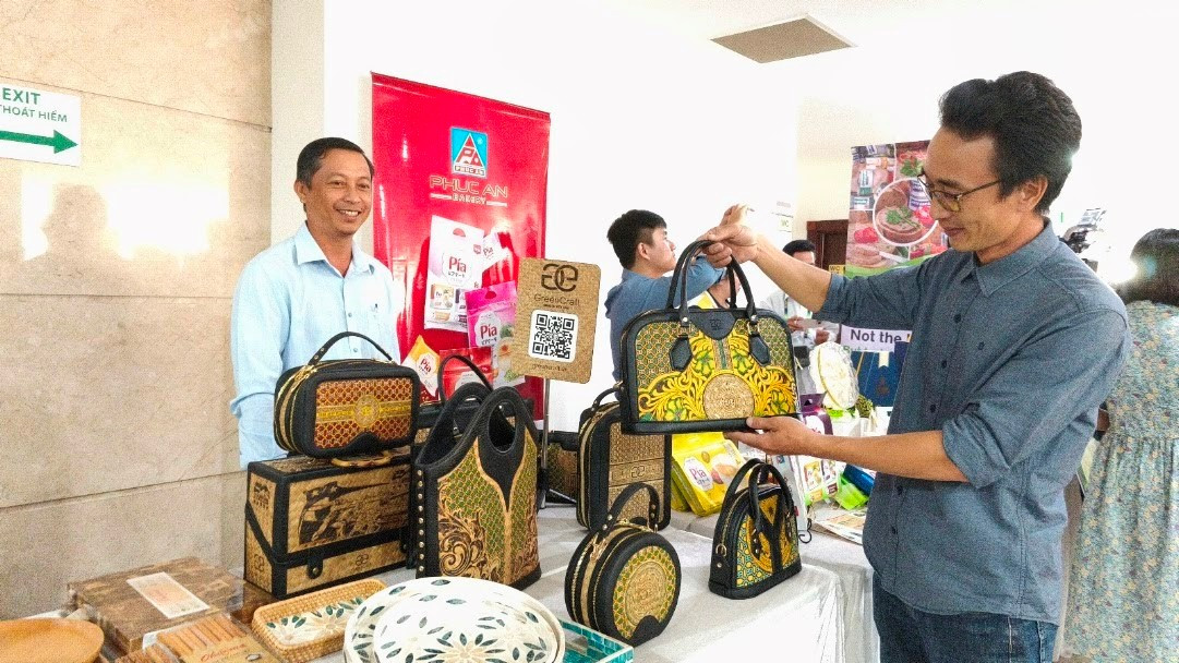 Doanh nghiệp Việt giới thiệu sản phẩm thủ công mỹ nghệ làm từ cỏ bàng rất độc đáo tay-ninh-5.jpg