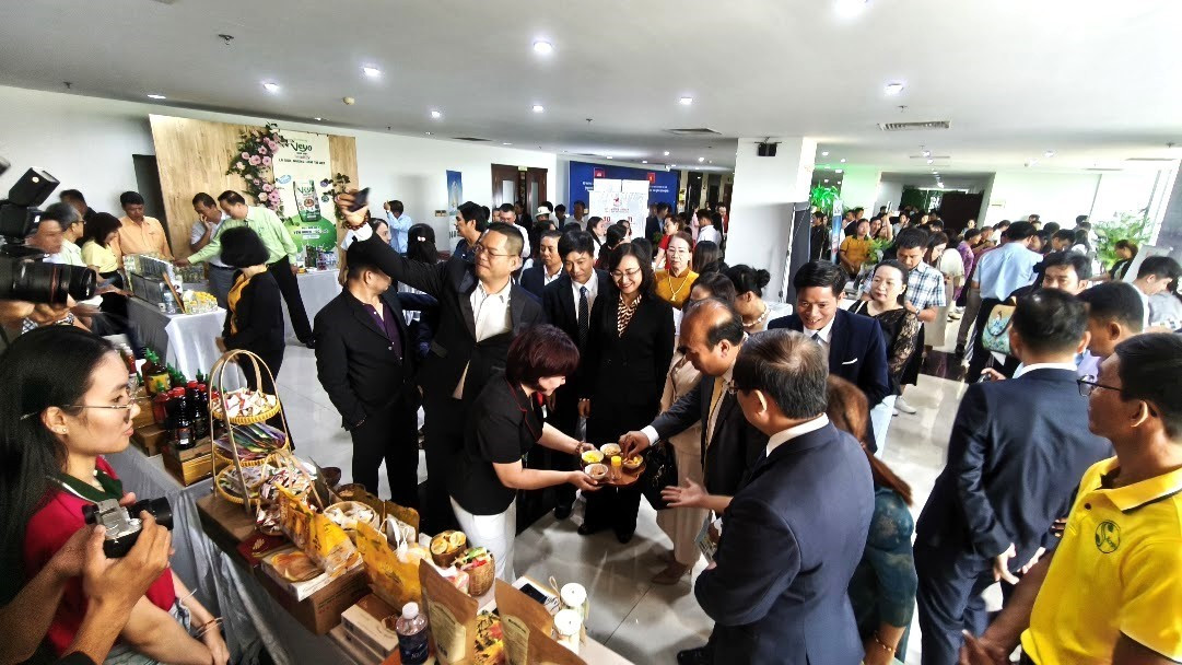Các đại biểu tham quan, thưởng thức đặc sản của một doanh nghiệp Việt Nam tại khu vực trưng bày, giới thiệu sản phẩm bên lề hội nghị tay-ninh-4.jpg