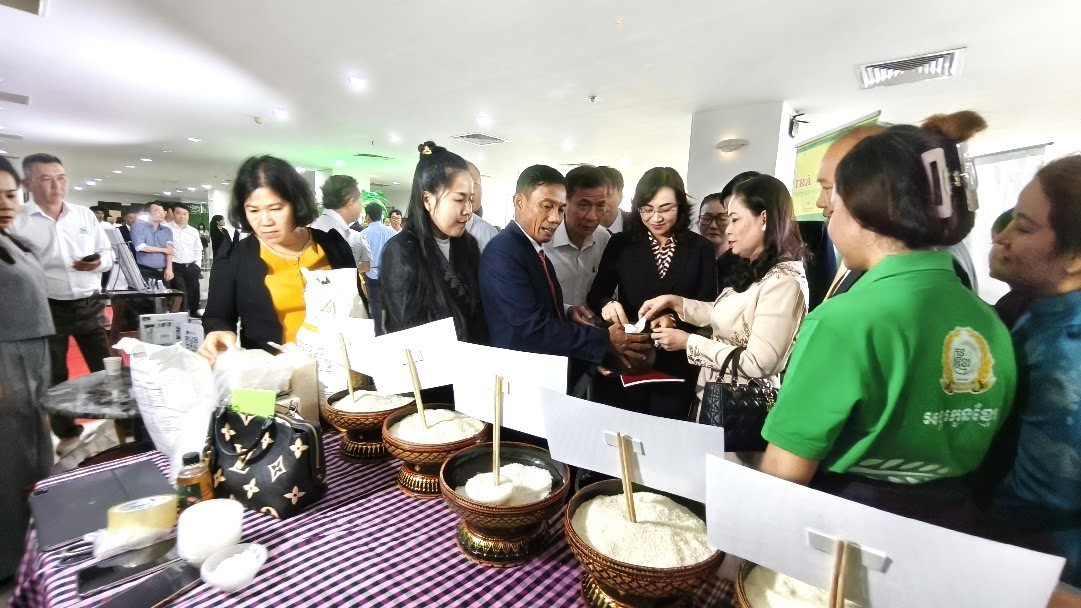Các đại biểu thưởng thức cơm được nấu từ một đặc sản gạo của Campuchia tay-ninh-6.jpg