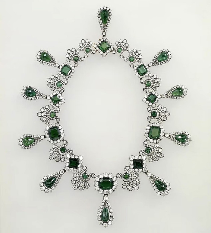 Những tên trộm cũng đã lấy đi chiếc vòng cổ ngọc lục bảo từ bộ Marie-Louise do thợ kim hoàn bậc thầy François-Régnault Nitot chế tác vào năm 1810 vong-co-luc-bao-3435.jpg