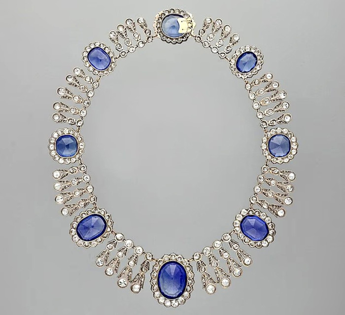 Chiếc vòng cổ từ bộ trang sức sapphire của Hoàng hậu Marie-Amélie và Hoàng hậu Hortense được chế tác tại Paris từ năm 1800 – 1835 cũng bị những tên trộm lấy mất vong-co-6170.jpg