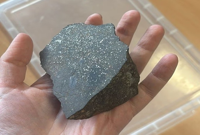 Loại đá vũ trụ mà nhóm nghiên cứu dự đoán là thiên thạch được gọi là chondrite thông thường loai-da-vu-tru-ma-nhom-nghien-cuu-du-doan-la-thien-thach-duoc-goi-la-chondrite-thong-thuong.jpg