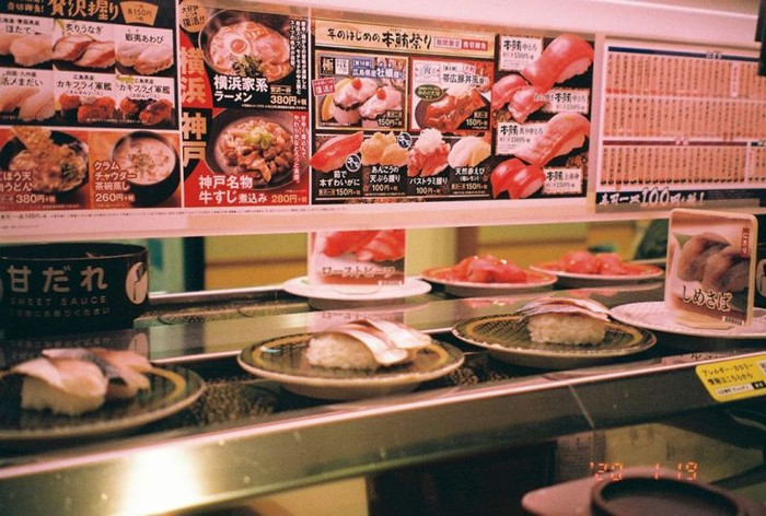 quầy sushi băng chuyền tại Hamazushi