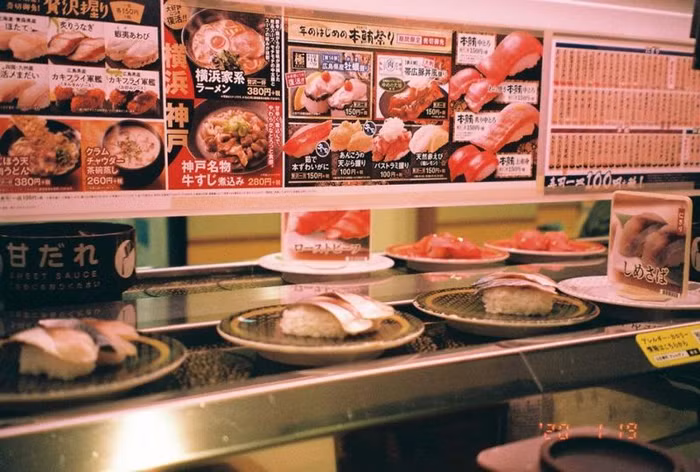 quầy sushi băng chuyền tại Hamazushi