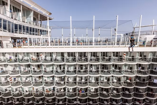 Cuộc sống xa xỉ trên du thuyền lớn nhất thế giới ảnh 7