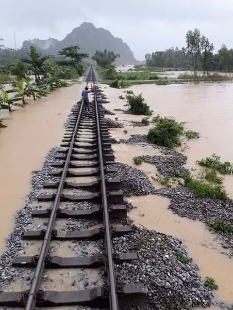 Đường sắt Bắc - Nam tê liệt vì mưa lũ ở Quảng Bình ảnh 1