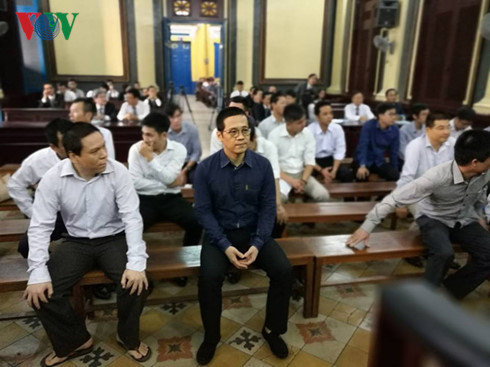 Phan Thành Mai (đeo kính) tại phiên tòa phúc thẩm