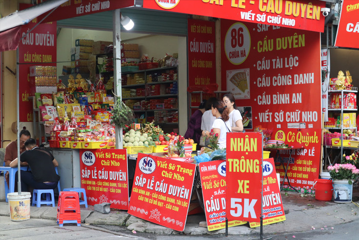 Người trẻ đến chùa Hà từ sớm để đặt lễ trong ngày Thất tịch