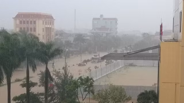 Hơn 1.000 hộ dân vùng rốn lũ Tân Hóa đã bị ngập trong lũ ảnh 1