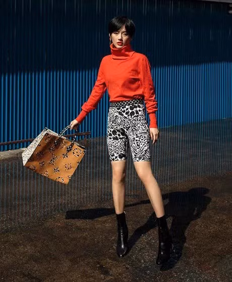 SAO SẮM GÌ: Chiếc túi này có gì mà cả Hoa hậu, diễn viên, người mẫu đều đụng hàng - 13