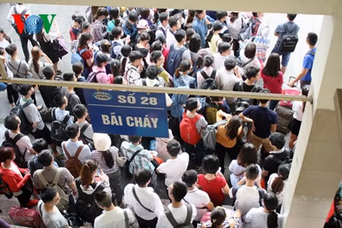 Hà Nội: Khổ sở chen chúc ở các bến xe về quê ảnh 3