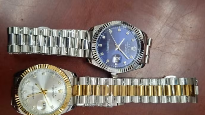 Khám kho hàng, phát hiện lượng lớn sản phẩm giả mạo nhãn hiệu đồng hồ Rolex, mũ thời trang Chanel, Louis Vuitton của Công ty Sơn Hà